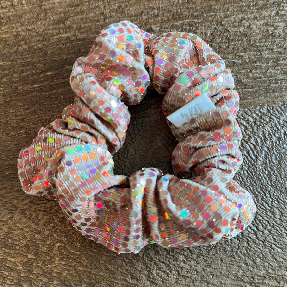 Dewedit Scrunchie (small) - Picture 1 of 2
